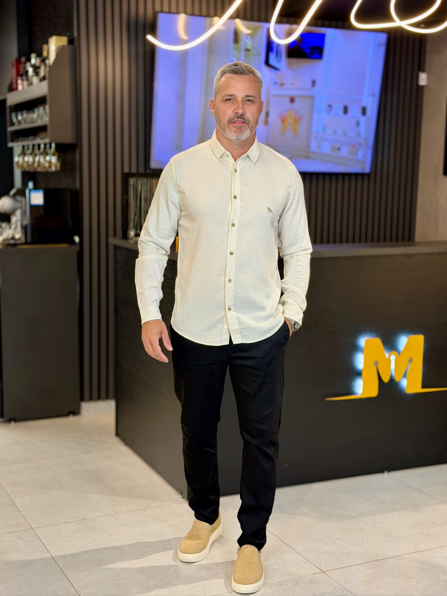 Camisa linho off-white com calça preta e slip-on na Majestade