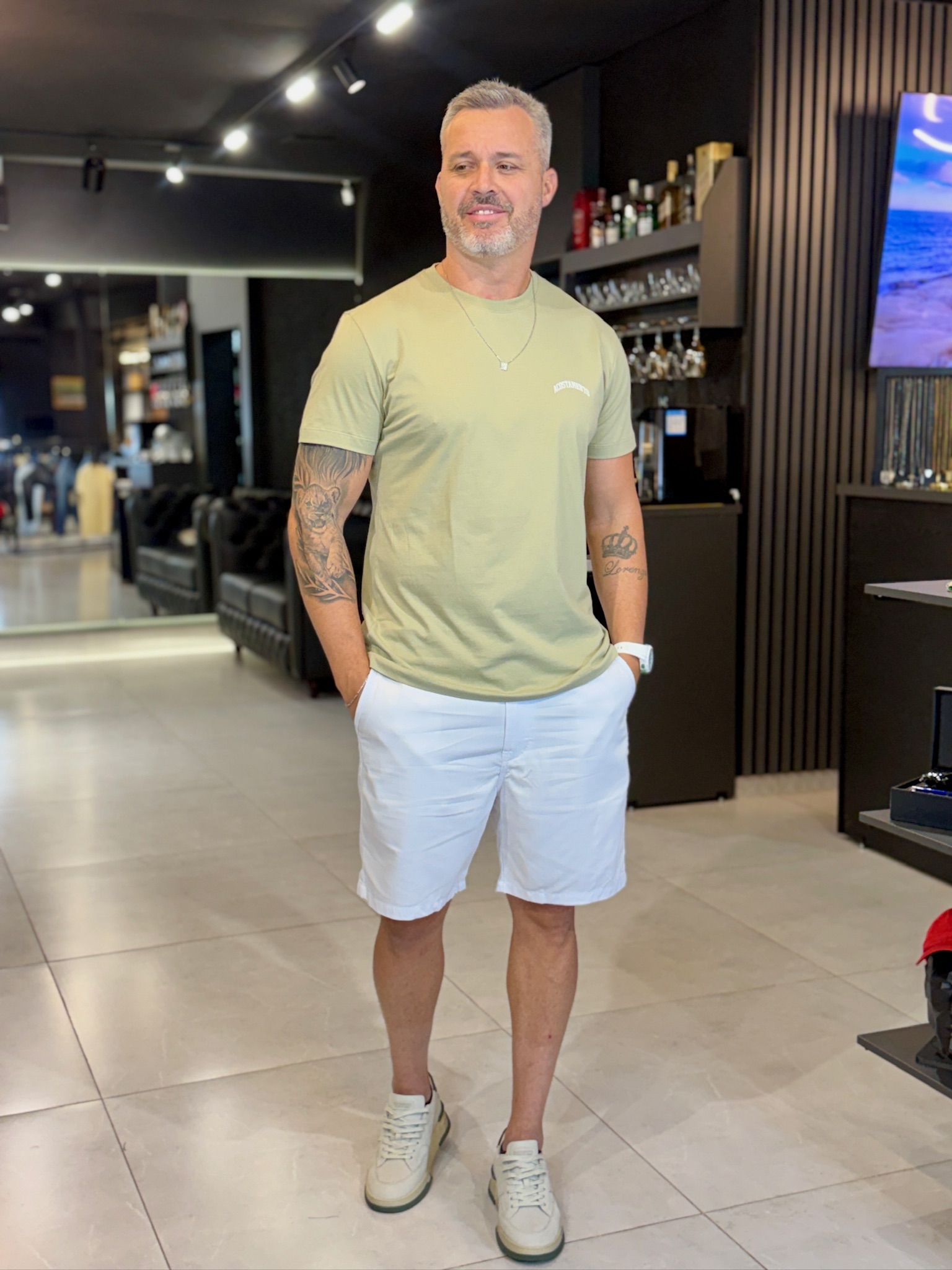 Camiseta Acostamento verde com bermuda branca na Majestade